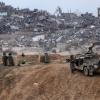 Israelische Armeefahrzeuge und Soldaten sind in der Nähe der Grenze zum Gazastreifen zu sehen.