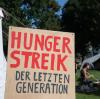 "Hungerstreik" steht in Großbuchstaben auf einem Schild im Camp der Klimaaktivisten, die sich im Regierungsviertel seit Tagen im Hungerstreik befinden.