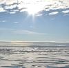 Im Sommer scheint regelmäßig die Sonne über der Eisdecke am Nordpol. Im Winter ist es dort 24 Stunden lang dunkel. Doch die Temperaturen sind derzeit trotzdem so hoch wie nie.  