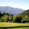 "So groß sind die Berge", dachte sich vielleicht die Enkelin von Ingrid Mildner, Lea Mildner, bei der Aufnahme dieses Bildes. Es entstand Pfingsten 2010 in Südtirol. Im Hintergrund der Schlern bei Brixen.