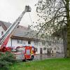 Ein großes Aufgebot an Einsatzkräften kämpft gegen die Flammen an einem landwirtschaftlichen Anwesen in Scheuring. Das Wohnhaus konnte bisher geschützt werden.