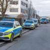 Die Polizei ist in dem Industriegebiet in Neckarsulm mit einem Großaufgebot im Einsatz.