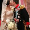 Der dänische Kronprinz Frederik und die australische Werbeexpertin Mary Donaldson beim Hochzeitskuss 2004. Im selben Jahr heiratete auch der spanische Kronprinz Felipe die geschiedene Journalistin Letizia  Ortiz.