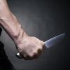 Mit einem Messer wurden drei Jugendliche in Augsburg bedroht.