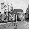 Der Hohe Weg mit dem Dom im Hintergrund und den Trümmern des gesprengten Riedingerhauses (links). Hier steht jetzt das Stadtwerkehaus.