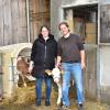 Roland und Jasmin Stegmann führen einen Milchbetrieb in Wehringen. Das Verbot zur Anbindehaltung stellt sie vor Herausforderungen. 