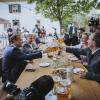 Der bayerischer Wirtschaftsminister Aiwanger eröffnet beim Brückenwirt in Kaufering die Biergartensaison.