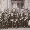 Vor 90 Jahren wurde der Musikverein Wettenhausen gegründet – ohne Instrumente und ohne Noten. Das Bild zeigt den Verein vor dem Kronensaal in Augsburg-Lechhausen, wo er noch in selben Jahr bereits beim Weihnachtskonzert spielen durfte – und natürlich wurden bis dahin auch schon Instrumente angeschafft. 