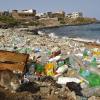 Na prima: Der mit Plastikflaschen verschmutzte Atlantikstrand von Ngor im Senegal: Fünf Billionen Plastikteile mit einem Gesamtgewicht von 269 000 Tonnen treiben in unseren Meeren.