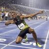 Usain Bolt zeigt seine berühmte Siegerpose.