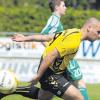 Schneller als der Ball: Andreas Neumeyer vom TSV Gersthofen. Nach dem 1:0 gegen Gerolfing sind die Gelb-Schwarzen auf Platz zwei vorgerückt.  