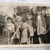 Das Bild stammt aus dem Jahr 1945 und zeigt Elisabeth Mathia, geborene Schmid, aus Jettingen mit ihren Geschwistern. „Für den Fall von Fliegeralarm hatte jeder sein Köfferle bereit. Die Kleinste halt ihr Nudeltuch.“