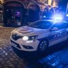 Polizisten patrouillieren nachts in Frankreichs Straßen.