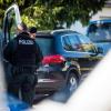 Einsatzkräfte stehen in einer Straße in Rottenburg am Neckar vor einem Haus. Die Polizei sperrte ein Wohngebiet ab und durchsuchte ein Gebäude.