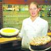 Im Bürgerbahnhof eröffnet das Café Mondial. Täglich gibt es zwischen 20 und 25 frische Kuchen und Torten. Zubereitet werden sie von Anne Haug. Foto: Melanie Schiele