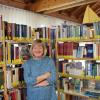 Büchereileiterin Petra Scola stellt die Bücherei Kissing vor und zeigt ihr breites Angebot.