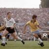 Am liebsten spielte der Kaiser auf der Position des Liberos. Wie im Bild im Länderspiel gegen Brasilien am 16. Juni 1968. Die deutsche Mannschaft gewann mit 2:1.