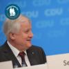 Horst Seehofer (CSU) forderte damals eine Obergrenze für die Aufnahme von Flüchtlingen. Doch Angela Merkel war der Auffassung, die Flüchtlingskrise müsse mit Solidarität, Kontingenten, und durch die Bekämpfung von Fluchtursachen europäisch gelöst werden.