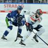 Unglücksrabe in Aktion: Panther-Angreifer Andrew Rowe (rechts) vertändelte in Überzahl vor dem Gegentreffer zum 0:2 die Scheibe in der neutralen Zone. Foto: PIX-Sportfotos