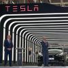 Prominenz zur Auslieferung des ersten Tesla Y made in Germany: Kanzler Olaf Scholz und Brandenburgs Ministerpräsident Dietmar Woidke (links) gratulieren Elon Musk zum deutschen Standort.  