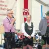 Musikvereinsvorsitzender Berthold Glogger (Mitte) und Dirigent Lars Scharding (rechts) bedankten sich beim Schirmherrn des Bezirksmusikfestes, Hofstettens Bürgermeister Benedikt Berchtold, mit einer Ehrengabe – einer kleinen Lyra aus Holz. Angefertigt hatte sie Musiker Martin Zöpf. 