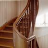 Mit elegantem Schwung führt die Treppe des alten Schulhauses ins Obergeschoss.