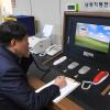 Ein südkoreanischer Regierungsbeamter kommuniziert mit einem nordkoreanischen Offizier.