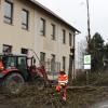 Das Rathaus in Markt Wald ist in die Jahre gekommen. Auch die Außenanlagen bekommen eine Schönheitskur. Zwei Ahornbäume wurden schon gefällt. 