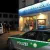 Nach einem Überfall auf ein Diedorfer Wintersportgeschäft fasste die Polizei am Mittwochabend zwei bewaffnete Tatverdächtige. Am Bahnhof eskalierte die Situation um ein Haar. 