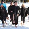 Wo andere Winterstiefel tragen, ist ein echter Kneippianer barfuß unterwegs: Peter Pohl zeigte im Gewand von Pfarrer Sebastian Kneipp, wie das Schneetreten im Kurpark richtig Spaß macht. 