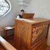 Eine neue Orgel steht in der St. Leonhardskapelle in Balzhausen. Das Bild zeigt Michael Rampp an der neuen Orgel.  	