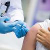 Es ist bekannt, dass es immer wieder zu sogenannten Impfdurchbrüchen kommen kann.  	