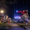 Feuerwehrleute am Ort des schweren Unfalls in Nordrhein-Westfalen.