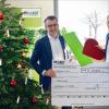 Die Firma Erhardt Markisenbau verzichtet heuer auf Weihnachtsgeschenke an die Kunden und spendet 10.000 Euro an die Kartei der Not. Geschäftsführer Fabrice Rousseau übergab den Scheck an Arnd Hansen, Geschäftsführer der Stiftung.