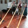 Eingestimmt wurden die Besucher beim Mariensingen in Ecknach von den Alphornbläsern.