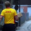 Für Privatkunden kosten Paketsendungen mit DHL bald mehr.