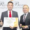 DLG-Vizepräsident Prof. Dr. Achim Stiebing (rechts) überreicht an Braumeister Wolfgang Prestele von der Brauerei Ustersbacher den „Preis der Besten“ in Gold. 