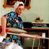 Eine der Lieblingsrollen von Angelika Sauter: die durchgeknallte Haushälterin Jule, die in dem Stück „Einer spinnt immer“ mit dem Staubsauger tanzt. 