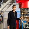 Google-Chef Sundar Pichai im Labor in Kalifornien neben einem der Quantencomputer von Google. 