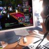 Ein junger Mann spielt das Online-Rollenspiel World of Warcraft. Forscher haben nun Auswirkungen aufs Gehirn nachgewiesen. 