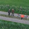 Die beiden Jagdverbandsmitglieder Christian Liebsch (links) und Patrick Kastler rücken fast jeden Morgen aus, um Rehkitze aus Wiesen zu retten. Mithilfe einer Drohne finden sie die kleinen Kitze, bevor der Mähdrescher kommt.  	