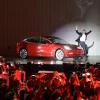 Alle Augen (und Smartphones) auf Tesla: Firmenchef Elon Musk lässt sich bei der Vorstellung des Model 3 im kalifornischen Fremont auf der Bühne feiern.