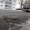 Die Karwendelstraße in Hochzoll muss dringend saniert werden. Dagegen hätten auch die Anlieger nichts einzuwenden, wenn nicht hohe Beiträge an die Stadt drohten.