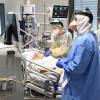 Im Aichacher Krankenhaus kämpfen die Ärzte auf der Intensivstation um  die Covid-Patienten.