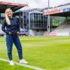 Theresa Merk steht nach einem Interview im Dreisamstadion.