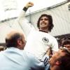 Gerd Müller jubelt am 07.07.1974 mit Bundestrainer Helmut Schön über den Sieg im WM-Finale.