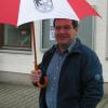 Bürgermeister Klaus Seidler mit dem Osterberg-Schirm. Für die Kommunalwahlen im Frühjahr will er sich noch einmal zur Verfügung stellen. 