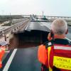 Feuerwehrleute stehen neben der Brücke über den Fluss Santa Lucia an der 
Straße von Cagliari nach Capoterra. Schwere Regenfälle haben auf Sardinien zu Überschwemmungen geführt.