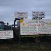 Landwirte aus dem Landkreis versammelten sich in Kronhof, um zu protestieren. Sie zündeten auch ein Mahnfeuer an. Die Bauern beklagen unter anderem die Auflagen durch die Gülleverordnung.  	