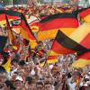 Bei der Weltmeisterschaft 2006 wurde ganz Deutschland überschwemmt von einer zuvor selten da gewesenen Euphorie. Unser Bild zeigt die Fanmeile in Berlin, wo Hunderttausende das Public Viewing zelebrierten. 	